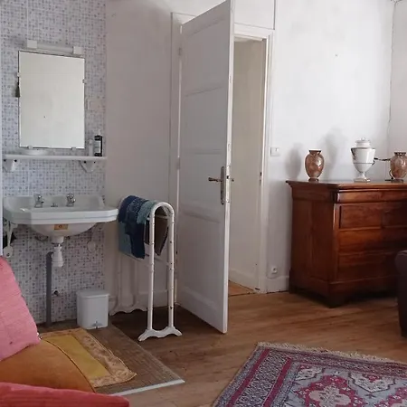 Le Genevray Bed and Breakfast *